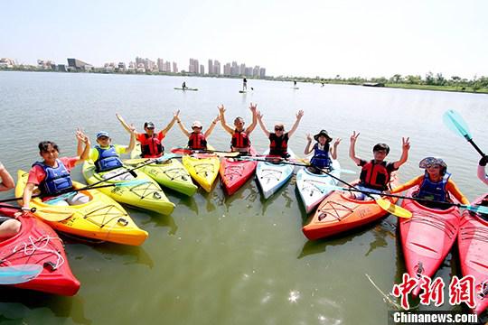 皮划艇入驻天津滨海渤龙湖市民乐享水上运动