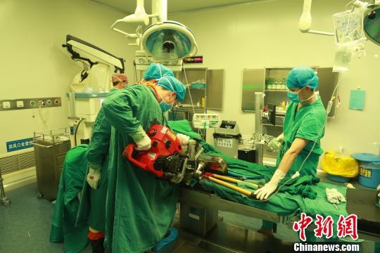 重庆一岁女孩右手卷入绞肉机消防医生联手施救