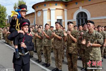 乌克兰迎“开学日”萌娃检阅军官学校学生