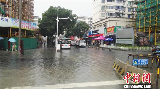 台风“莫兰蒂”致宁波普降暴雨部分家民家中积水过膝