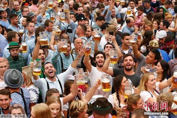 第183届慕尼黑啤酒节雨中开幕酒迷热情不减