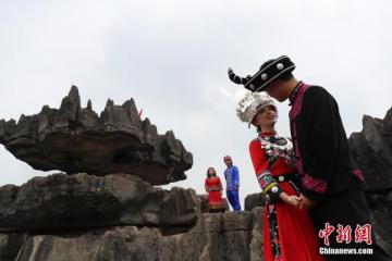 重庆彭水苗寨办集体婚礼尽显苗家婚俗