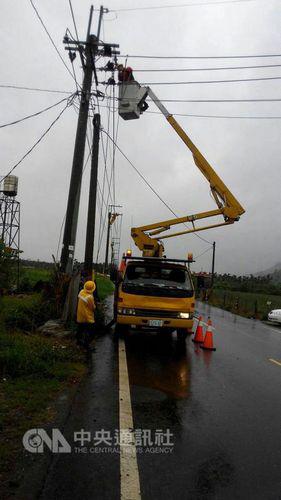 台风“鲇鱼”来袭：台湾52人受伤逾200万户停电