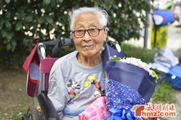 百岁老人坐邮轮去看世界四世同堂其乐融融 百岁老人