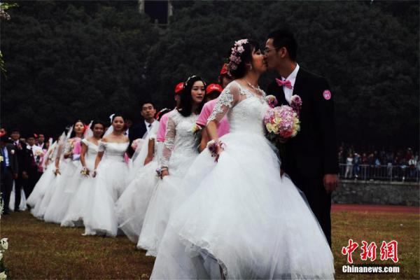 武汉大学123对校友举行团体婚礼场面隆重温馨(图)