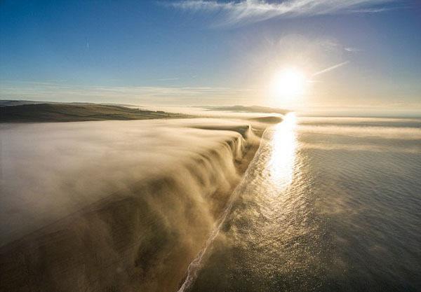 美哭!英海崖边浓雾“被逼”成瀑布奔腾而下