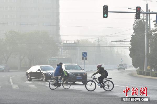 北京现强浓雾天气建筑物被雾霾覆盖