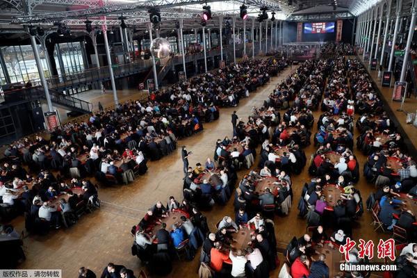巴黎举行扑克大赛上千人参加场面壮观