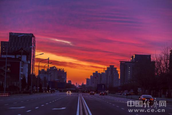 北京：冷空气来袭雾霾消失凌晨现罕有“粉红”早霞（组图）
