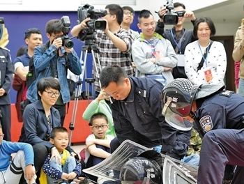 春运安保神器亮相无人机、排爆车、屏蔽仪