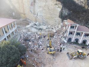 湖北一酒店遭山体崩坍埋葬事故致12人遇难
