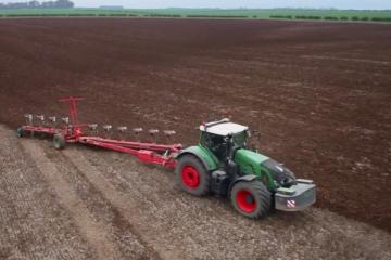 万亩土地上，两台拖拉机牵引共19铧犁完美掉头！！