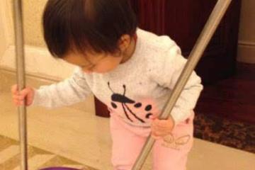 贾乃亮晒甜馨做家务照李小璐喊话女儿慢点长大